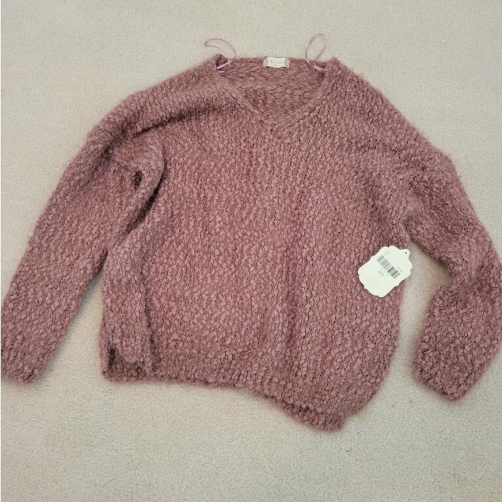 TAGS STILL ON! Adorable v neck sweater! The material is amazing!